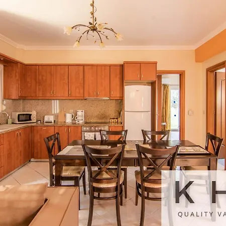 Asterea In Ratzakli Village, 5 Minutes From Kaminia & Mounda Beach!